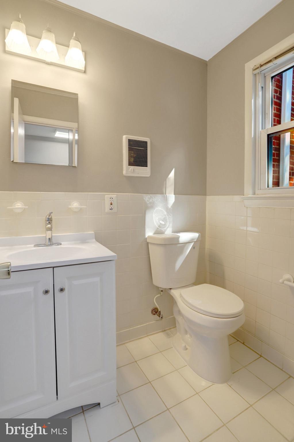 3218 13th Road South Arlington, VA 22204 - Photo 12 of 32 Main Level Full Bathroom