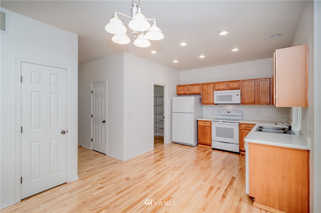 476 Field Place Northeast Renton, WA 98059 - Photo 5 of 22