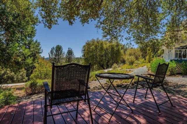 a view of a back yard of the house and green space