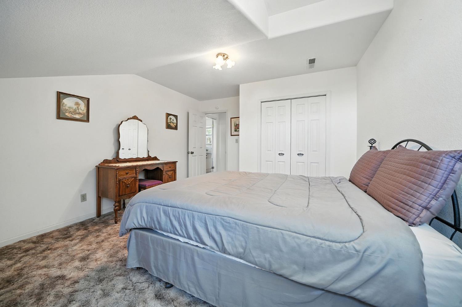 17050 Rams Horn Grade Road Volcano, CA 95689 - Photo 39 of 96 a bedroom with a bed and a tv on table