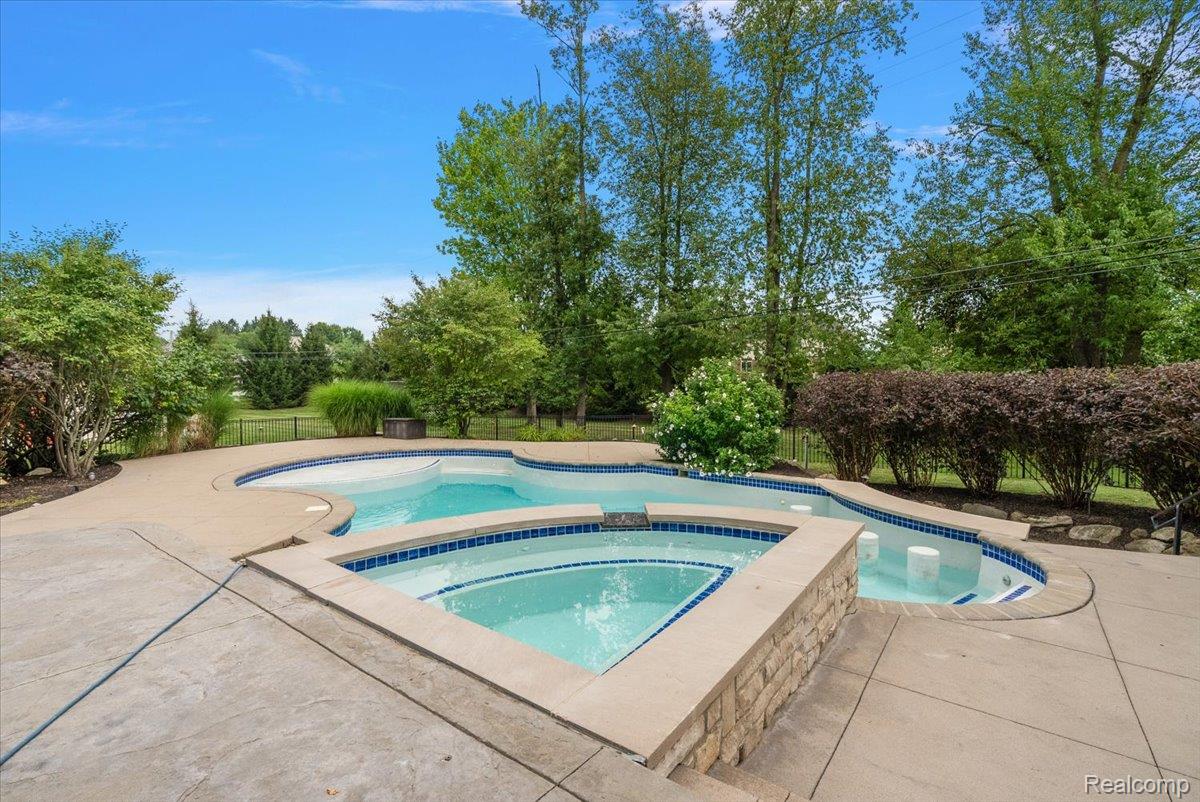 62650 Mound Road Washington, MI 48094 - Photo 63 of 76 Hot tub flows into swim up bar