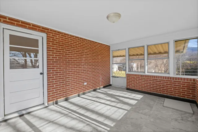 a view of a yard with a house