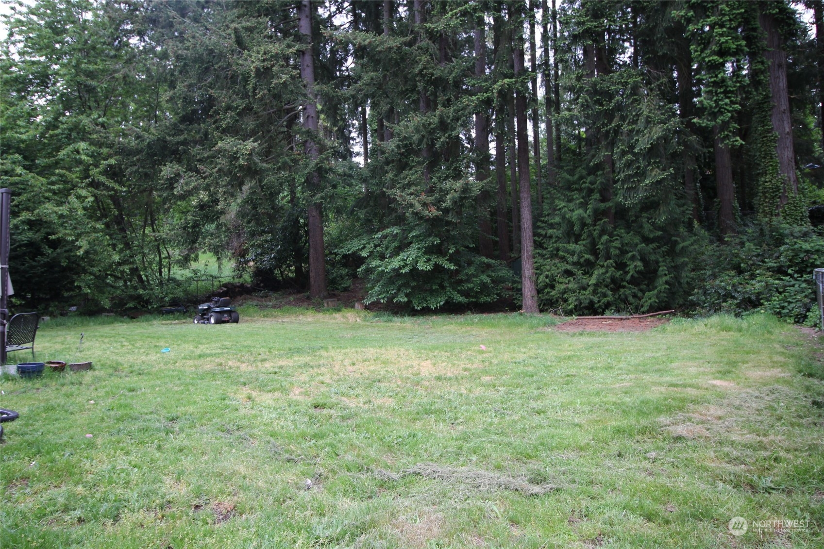 a view of a backyard