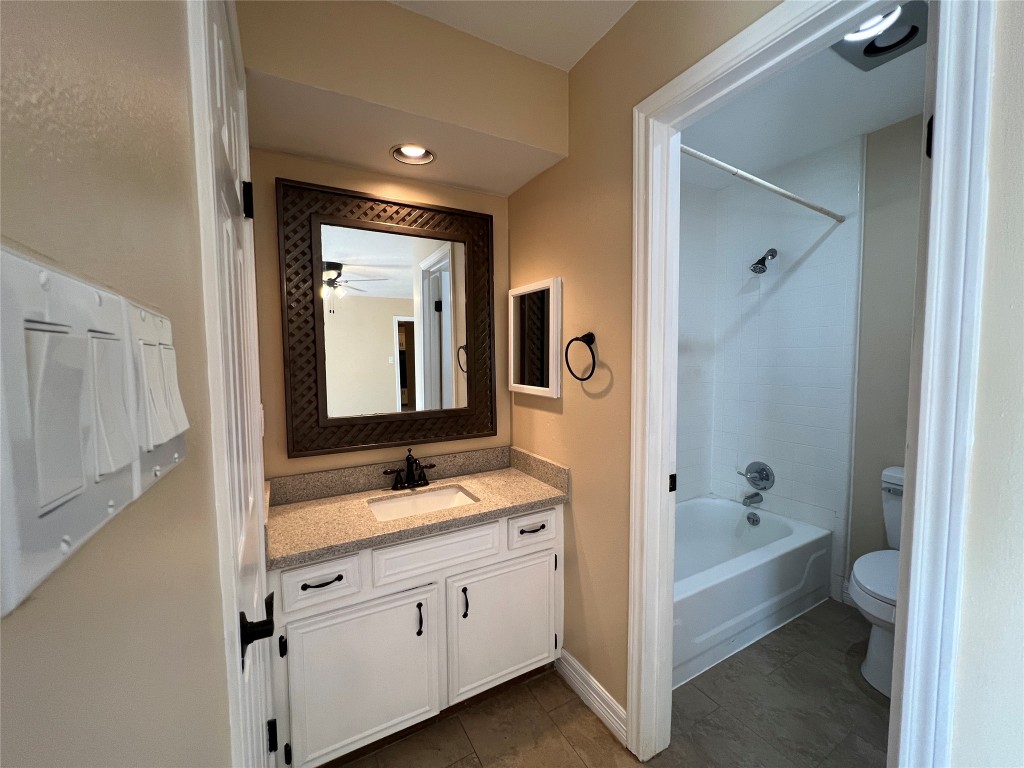 25314 Hickory Valley Lane Spring, TX 77373 - Photo 19 of 33 a bathroom with a tub a sink and mirror