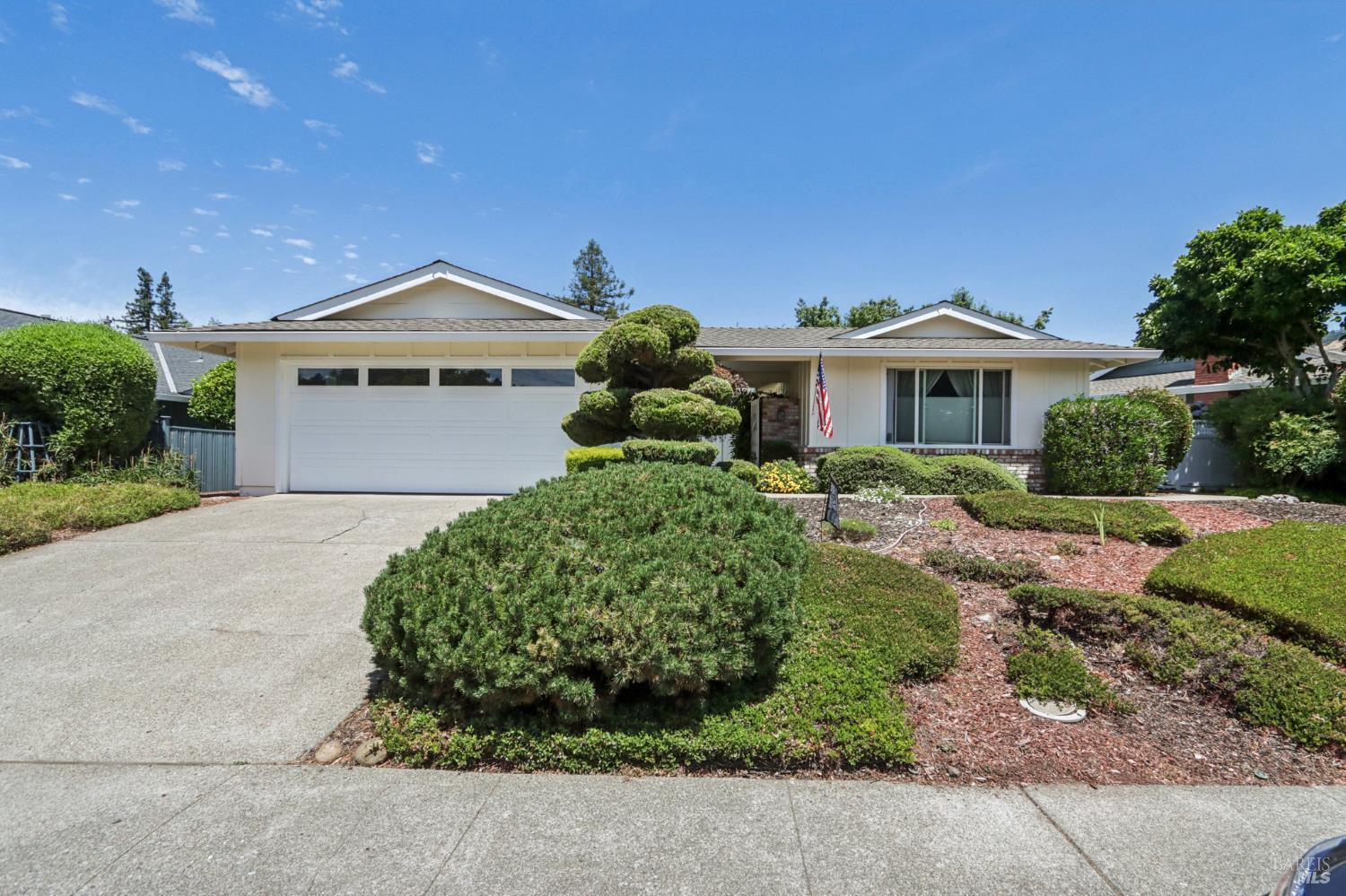 322 Mockingbird Circle Santa Rosa, CA 95409 - Photo 2 of 44 a front view of a house with a yard