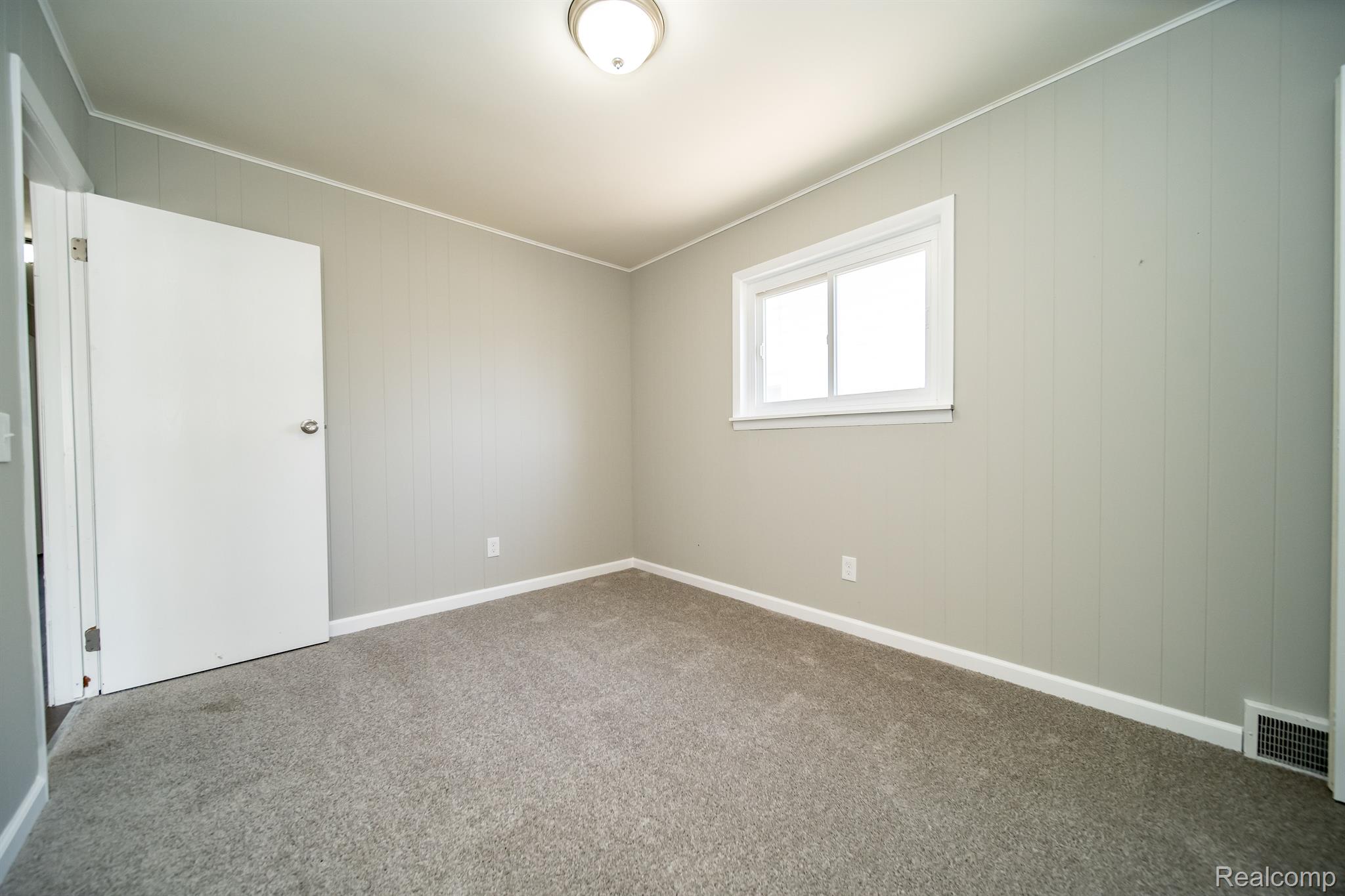 8233 Stephens Road Center Line, MI 48015 - Photo 34 of 48 Gallery Image 34