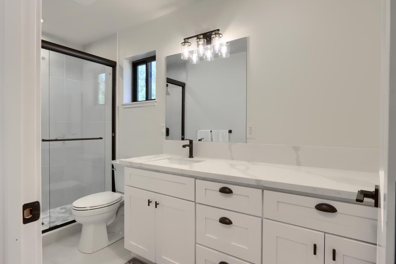 3181 Triangle Park Road Mariposa, CA 95338 - Photo 16 of 46 Main Floor Full Bathroom