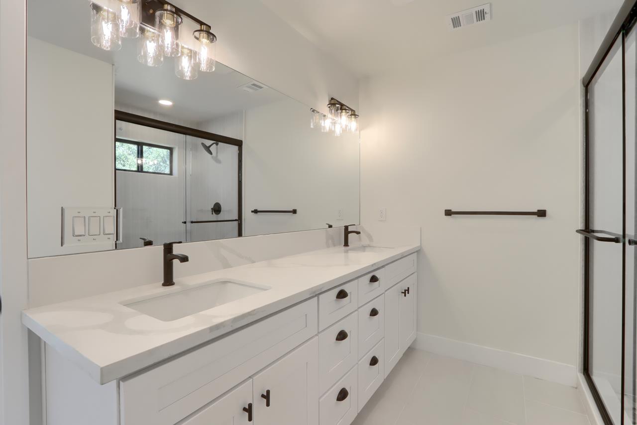 3181 Triangle Park Road Mariposa, CA 95338 - Photo 24 of 46 Primary Bath