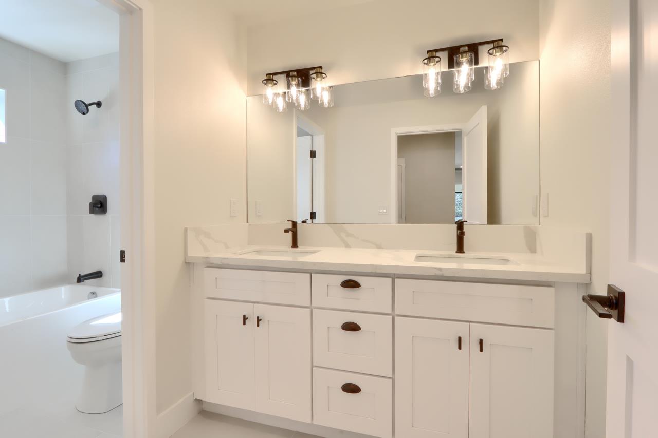 3181 Triangle Park Road Mariposa, CA 95338 - Photo 31 of 46 Upstairs Secondary Bath