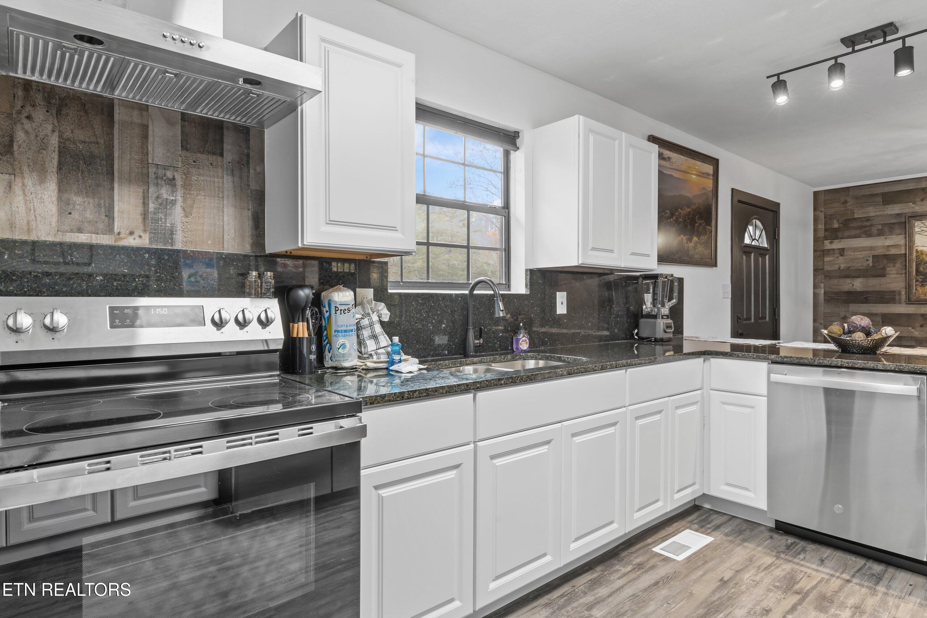 3030 Engle Town Road Sevierville, TN 37862 - Photo 20 of 39 kitchen5