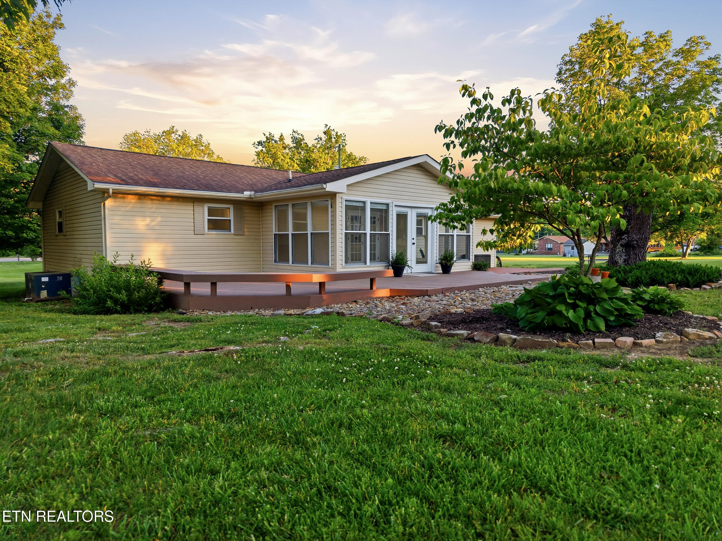 819 Rutledge Pike Blaine, TN 37709 - Photo 4 of 40 11_819_rutledge_pike_0029