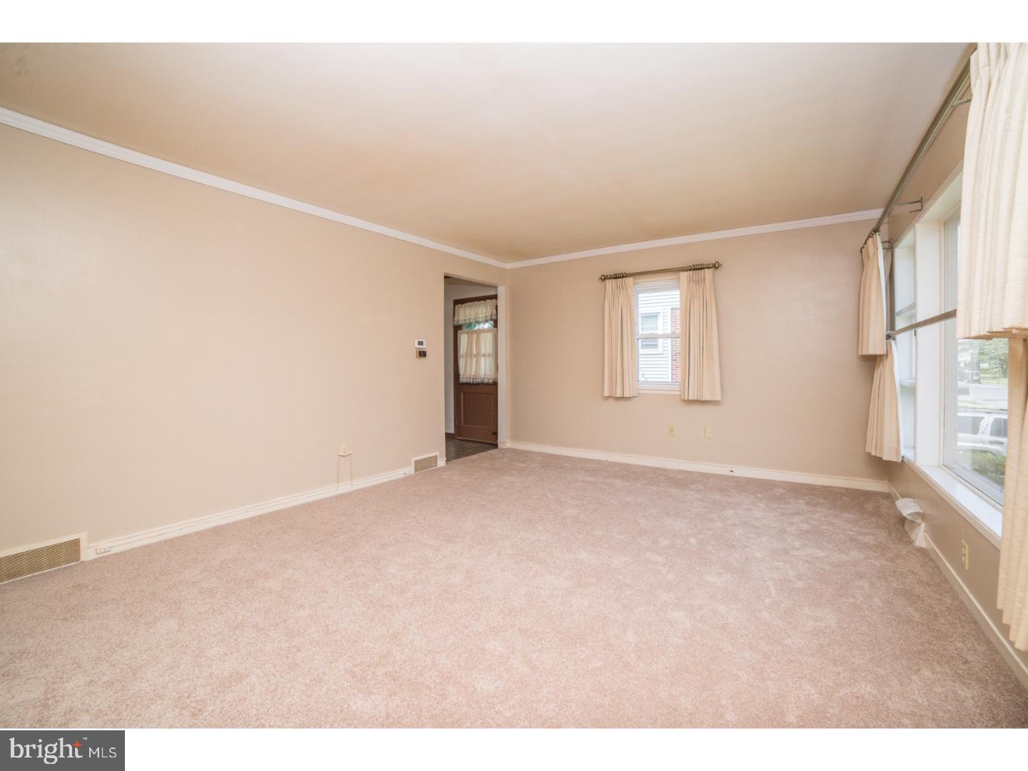 520 Harding Avenue Reading, PA 19607 - Photo 8 of 23 Living Room