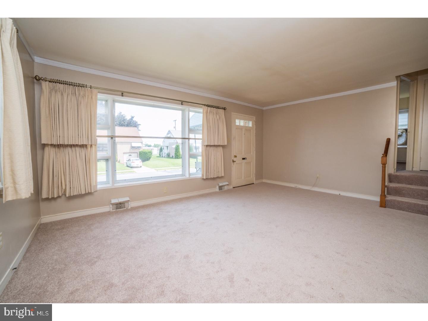 520 Harding Avenue Reading, PA 19607 - Photo 9 of 23 Living Room