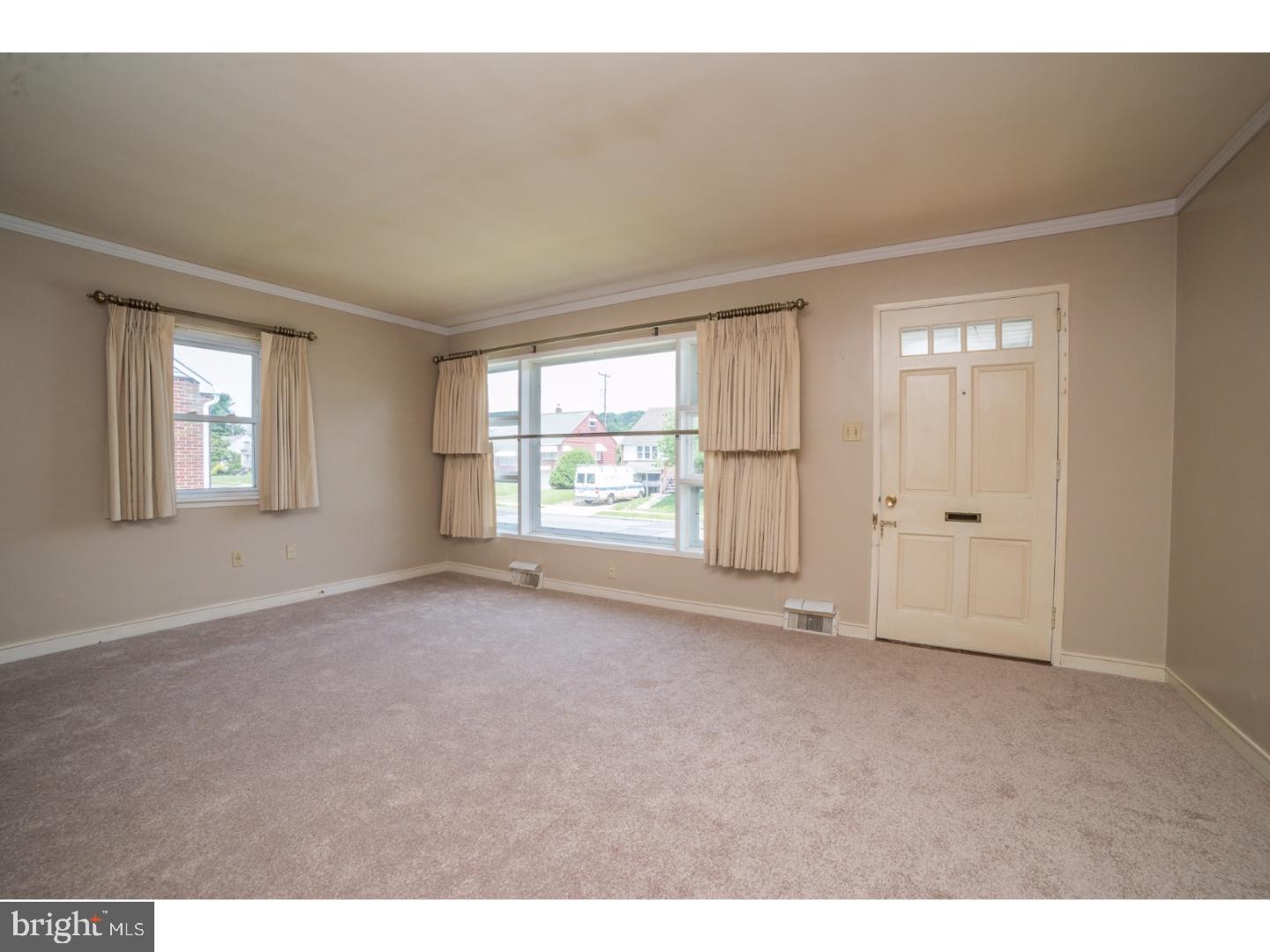 520 Harding Avenue Reading, PA 19607 - Photo 10 of 23 Living Room