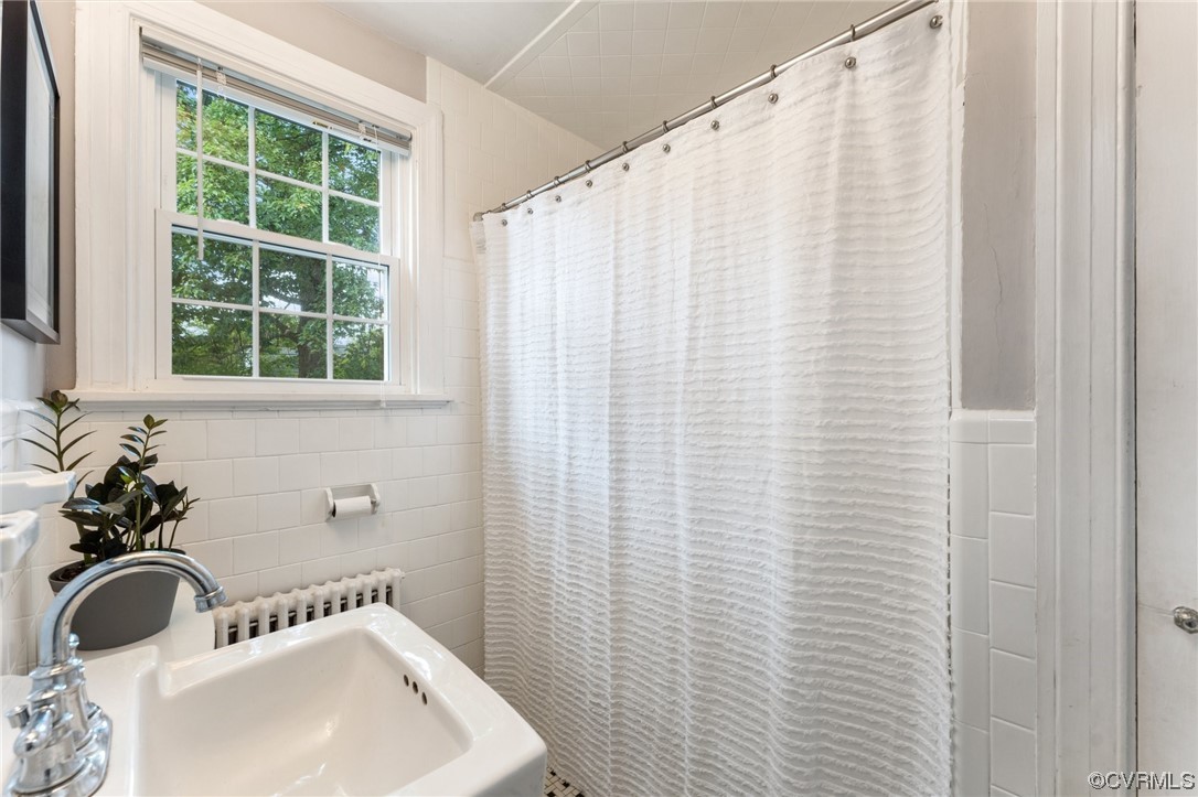 7503 Glebe Road Henrico, VA 23229 - Photo 18 of 25 a bathroom with a sink and a mirror