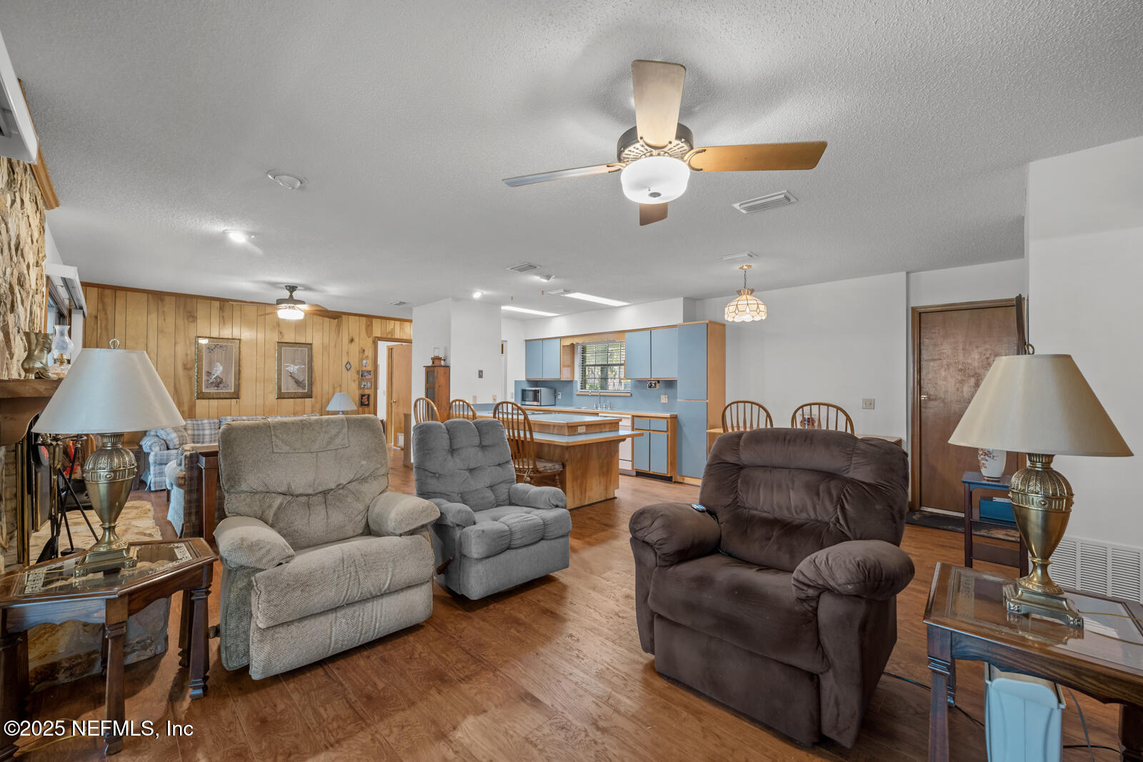 6365 Jack Wright Island Road St. Augustine, FL 32092 - Photo 16 of 53 a living room with furniture and a lamp