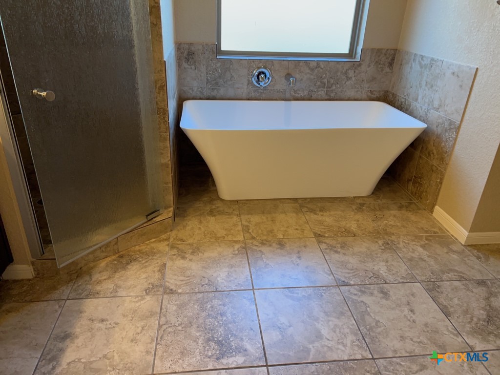 1021 Republic Circle Copperas Cove, TX 76522 - Photo 4 of 9 a bathroom with a bathtub