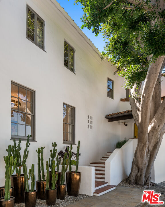 211 South Muirfield Road Los Angeles, CA 90004 - Photo 5 of 38 a view of balcony with potted plants