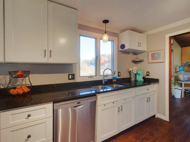 $725,000 | 133 R Stratham Heights Road, Stratham, NH 03885