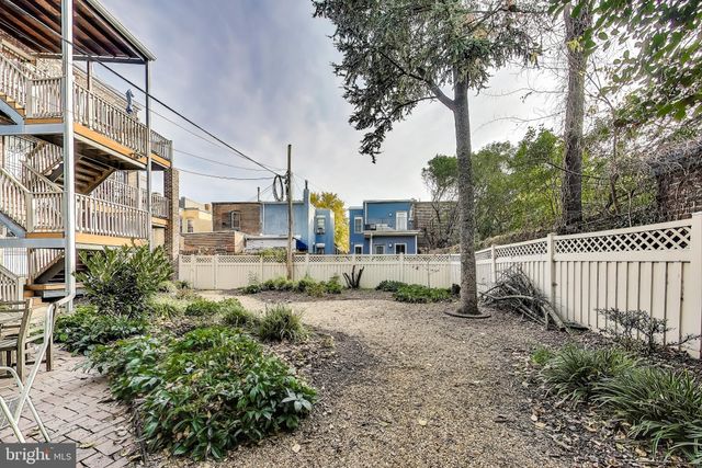 a view of a back yard