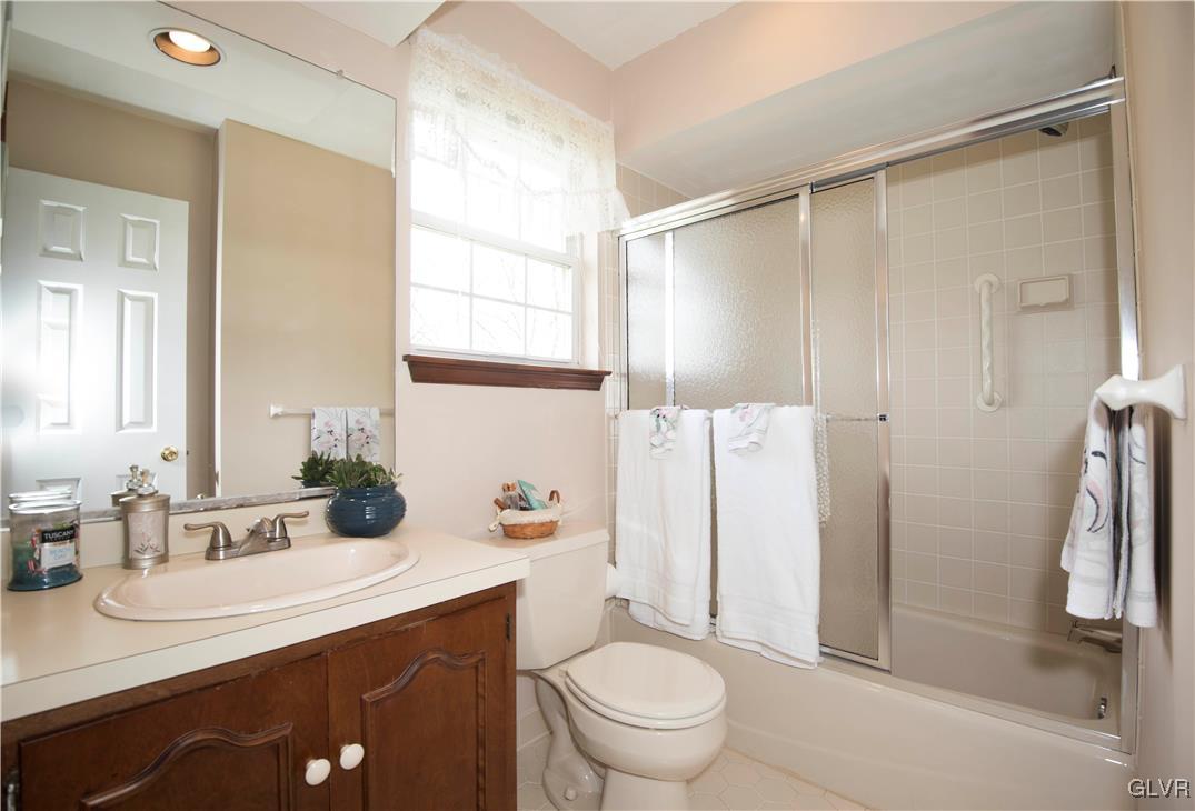 4608 Fairway Road Bethlehem, PA 18020 - Photo 22 of 44 Master Bath neutral colors.