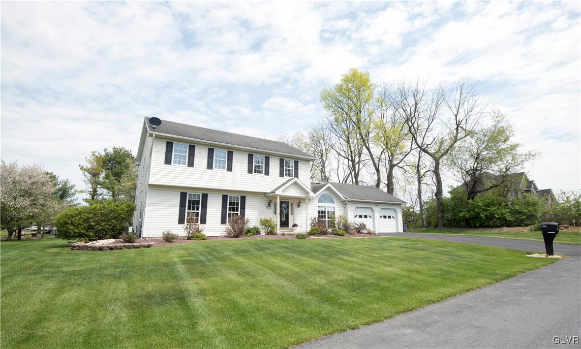 Nice size front yard.