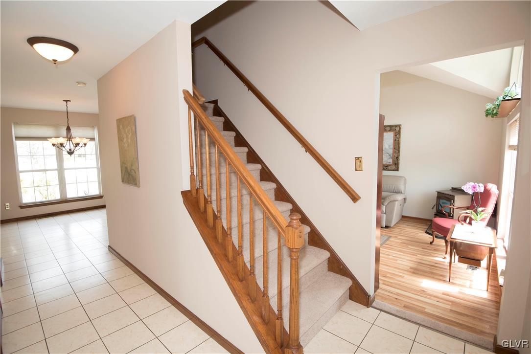 Tile entry w/staircase.