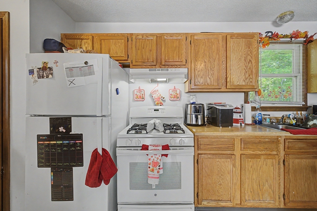 58-60 Beverly Lane Springfield, MA 01151 - Photo 8 of 35 Gallery Image 8