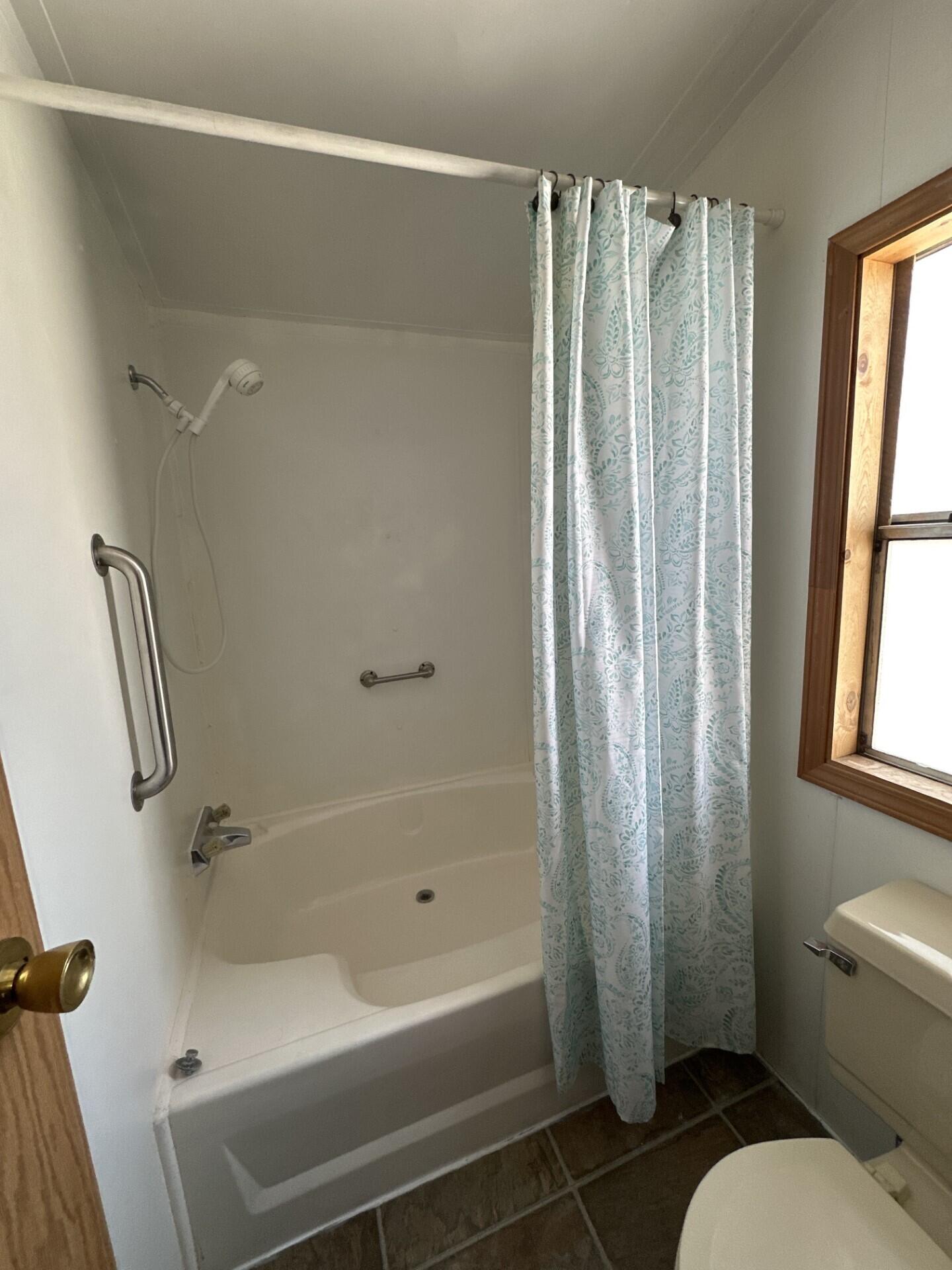 57147 Ivy Road Christmas Valley, OR 97641 - Photo 10 of 16 Primary Tub/shower