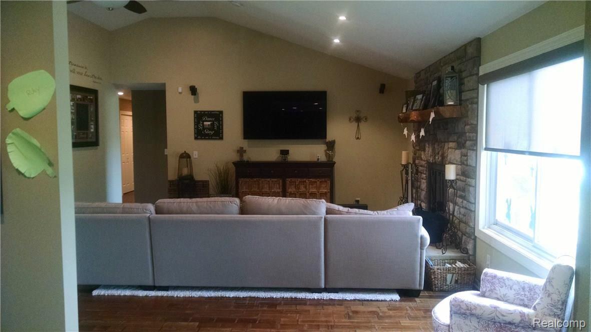 24522 Otter Road New Boston, MI 48164 - Photo 5 of 18 6.jpg