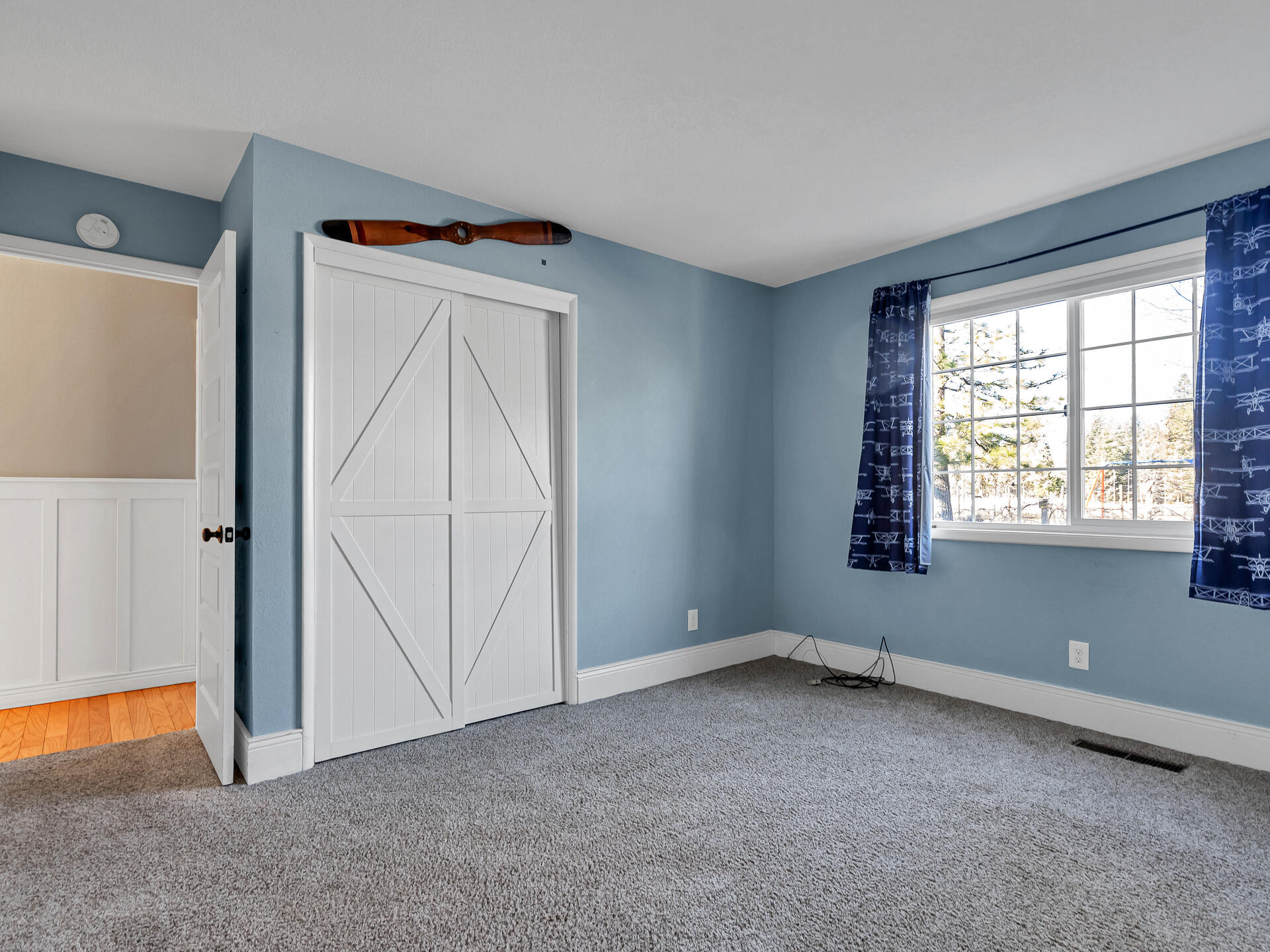 45833 Pittville Road McArthur, CA 96056 - Photo 28 of 81 an empty room with windows and closet