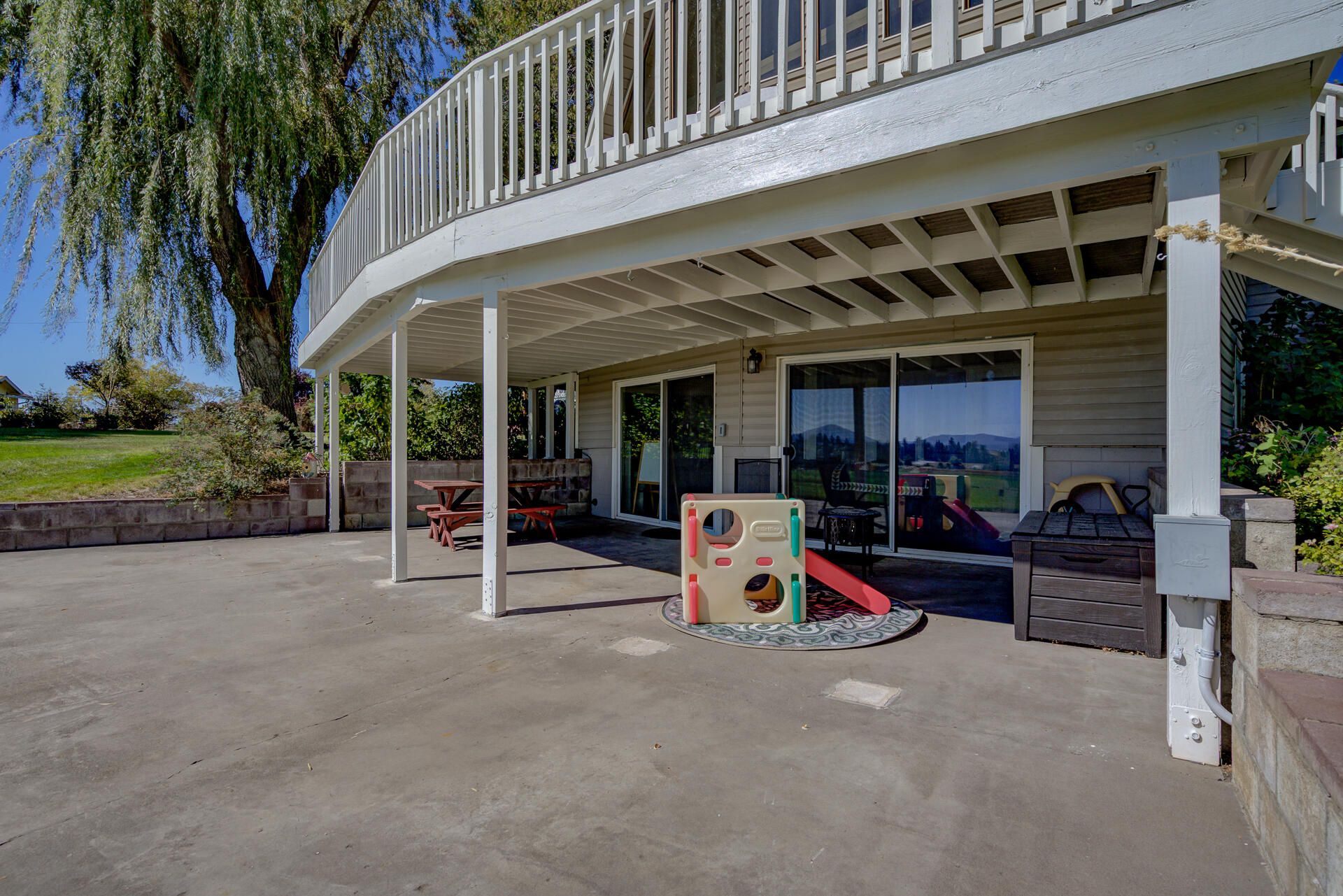 45833 Pittville Road McArthur, CA 96056 - Photo 62 of 81 a view of sitting area with porch and furniture