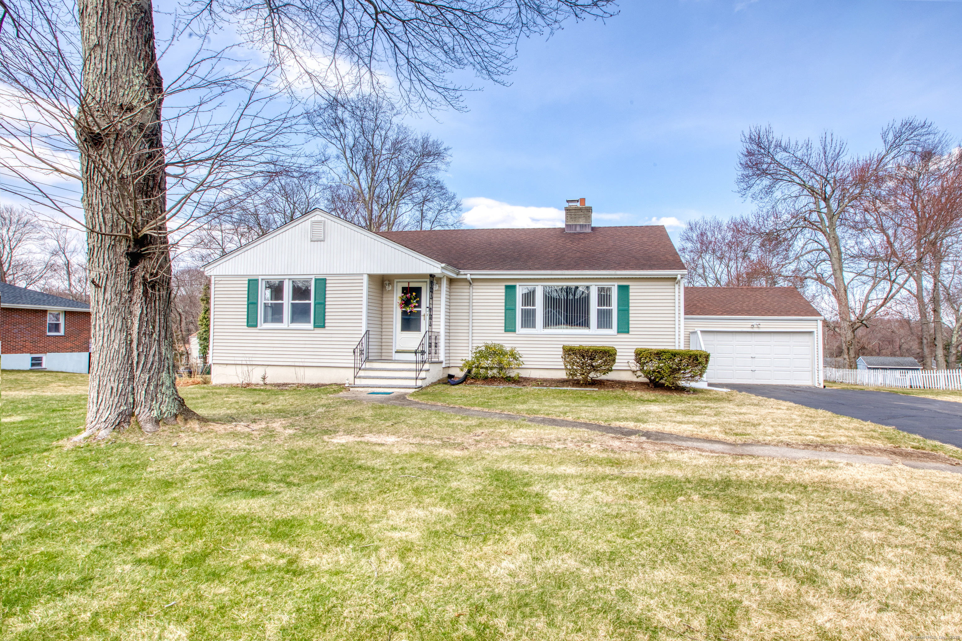 a view of a yard in front of house