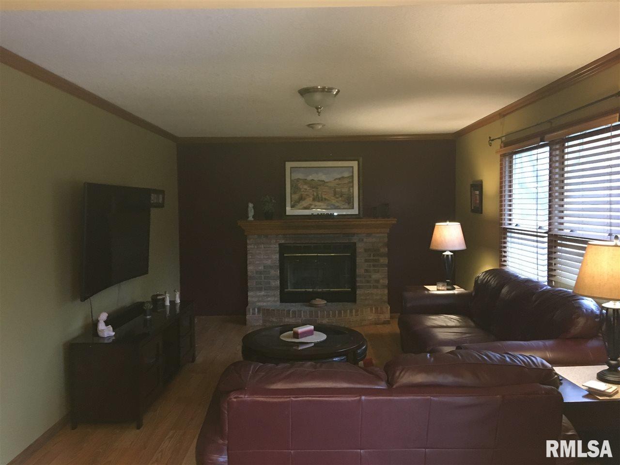 5914 Oakbrook Road Davenport, IA 52806 - Photo 5 of 13 Gallery Image 5
