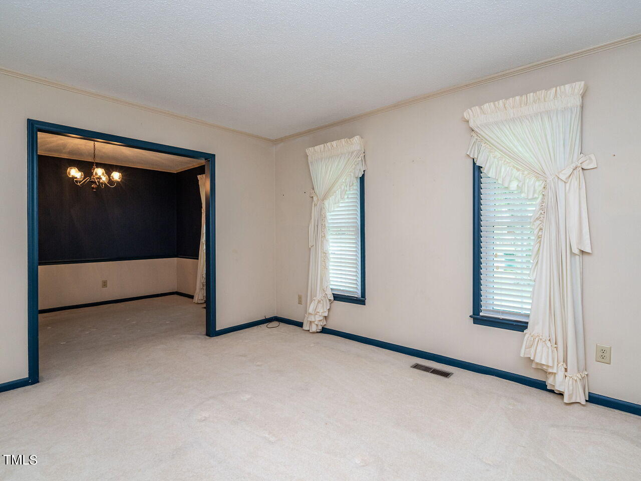 4926 McCormick Road Durham, NC 27713 - Photo 5 of 31 005-1280x960-living-room