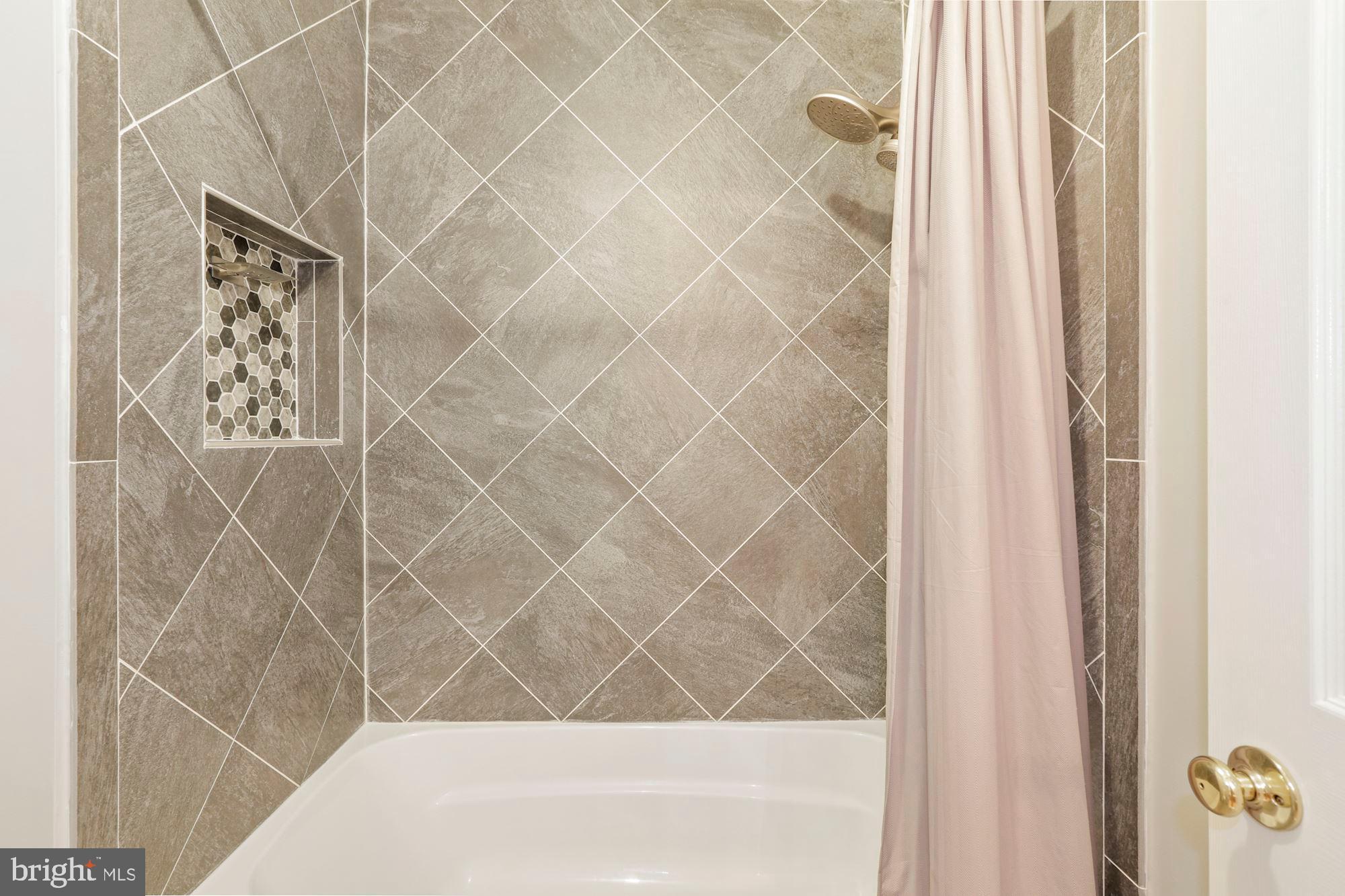8604 Compass Court Laurel, MD 20708 - Photo 28 of 41 Upper level bath