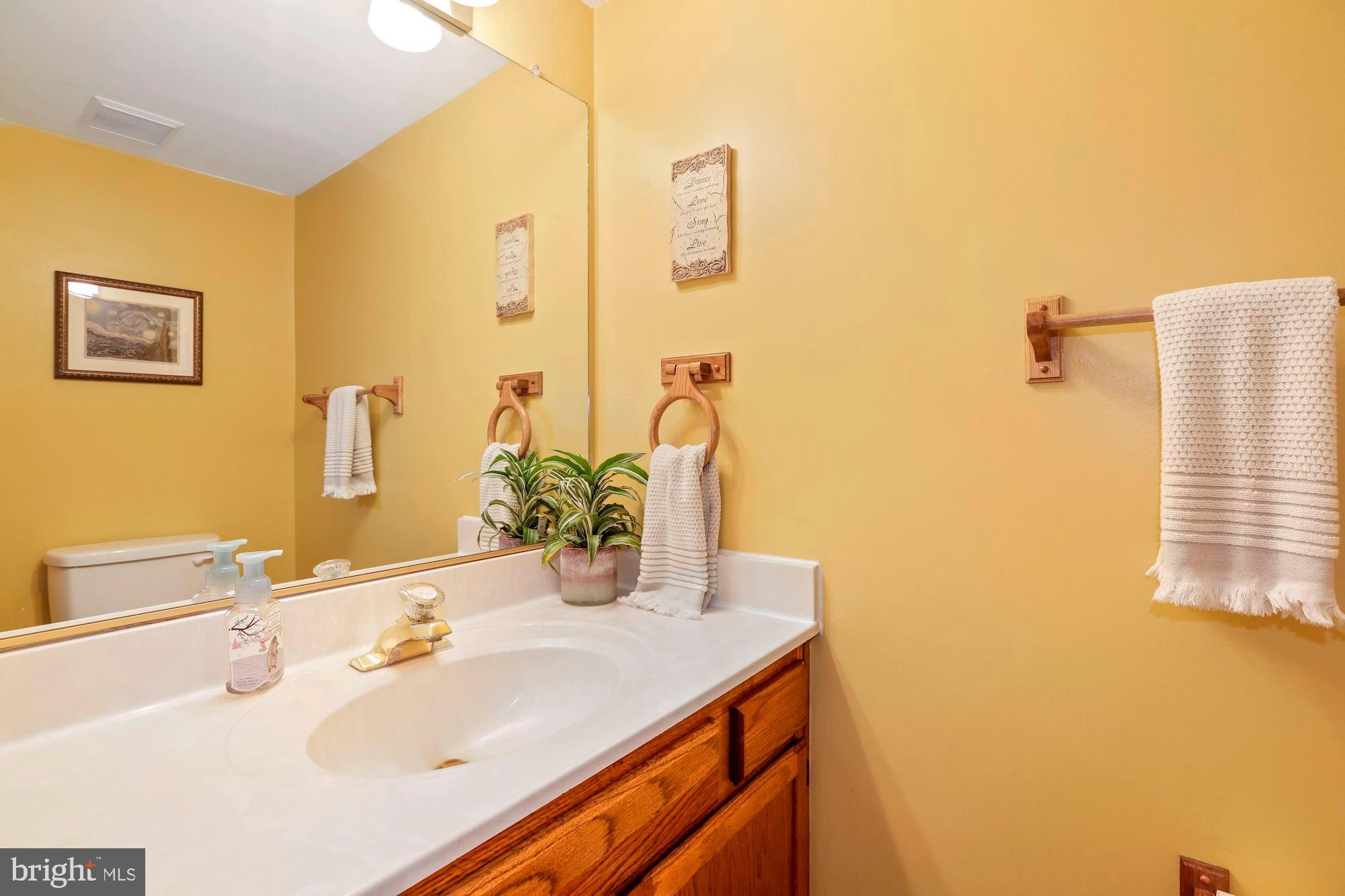 8604 Compass Court Laurel, MD 20708 - Photo 5 of 41 Powder room Main level