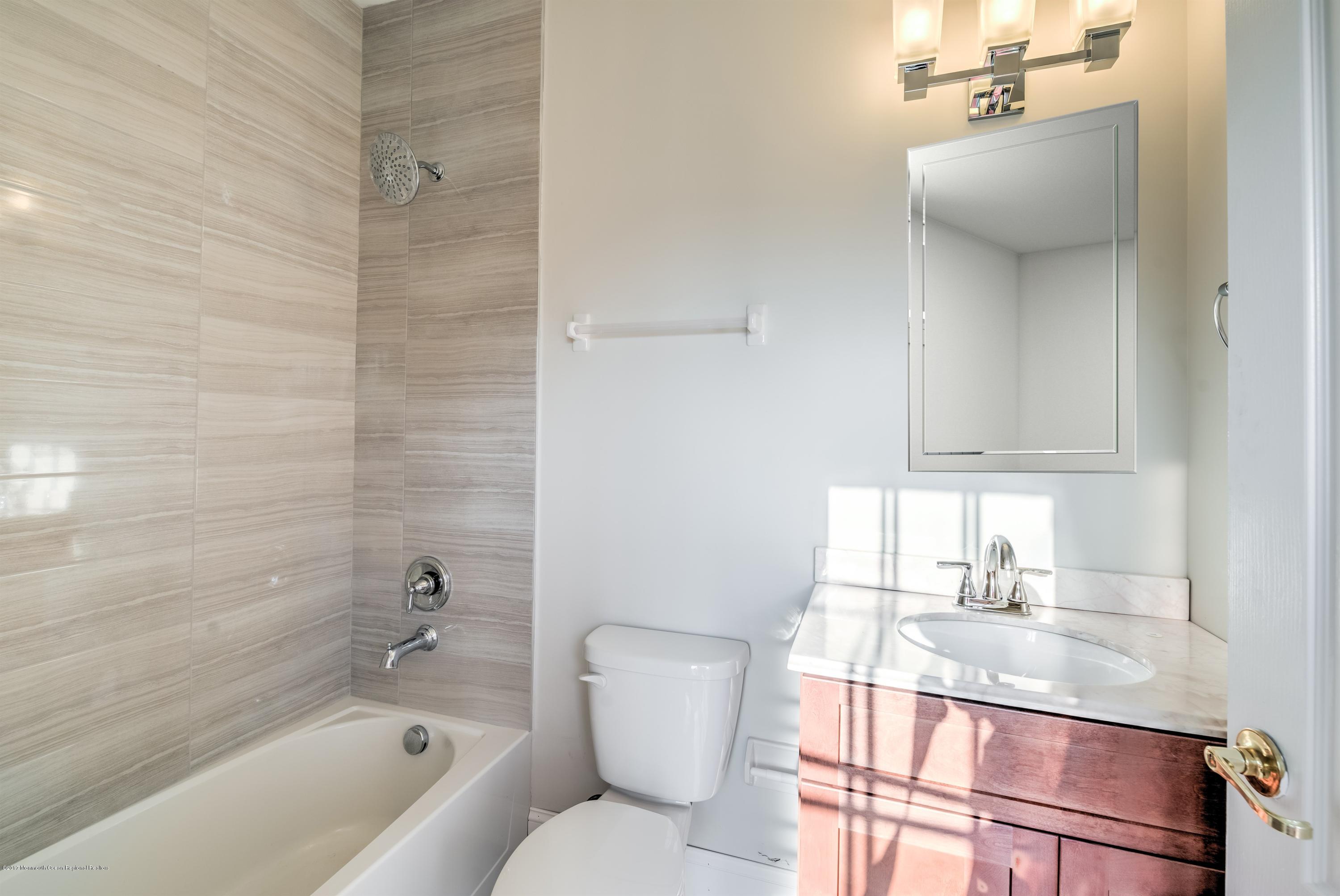 22 Ridgeview Way Allentown, NJ 08501 - Photo 14 of 33 014_BATHROOM