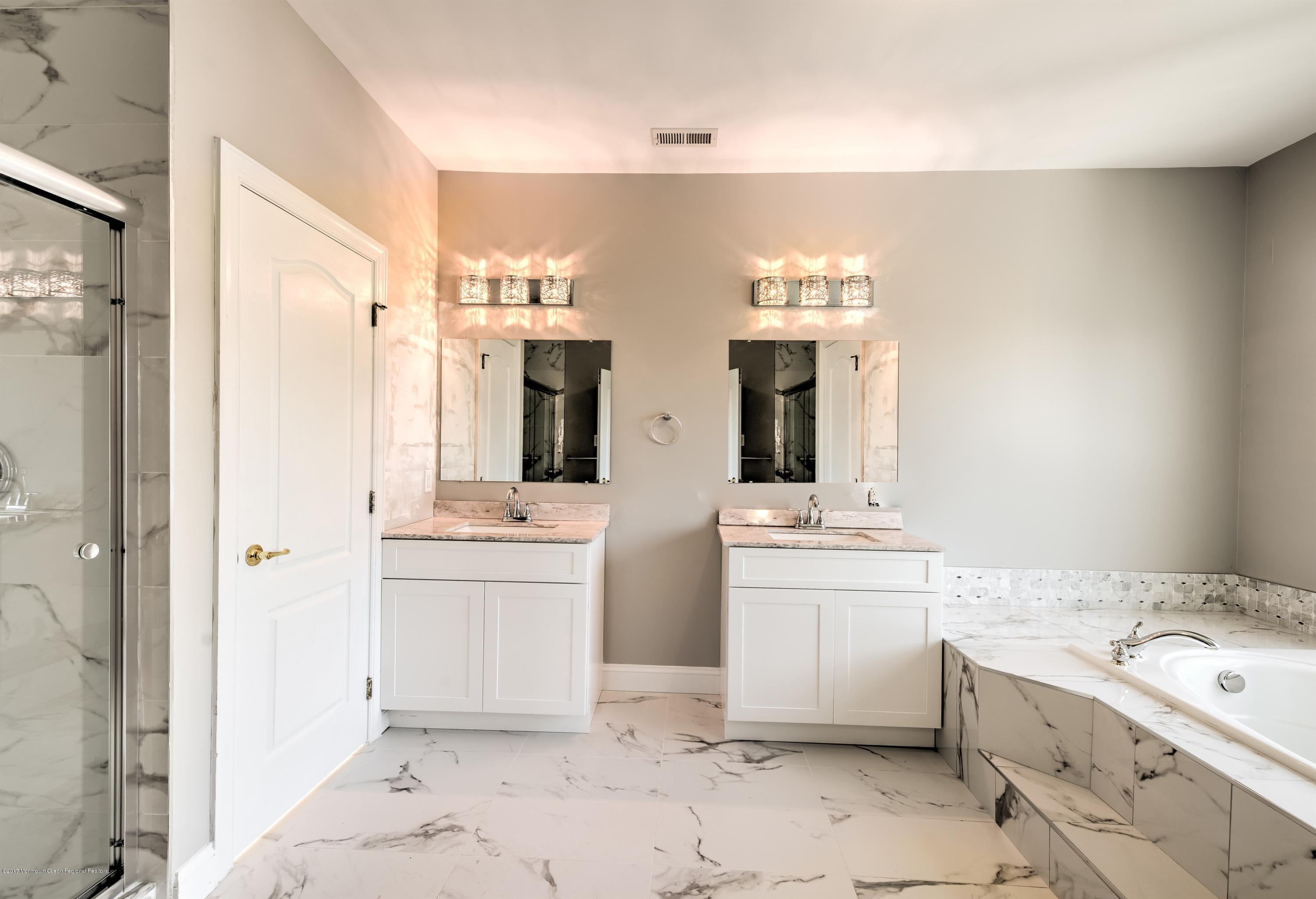 22 Ridgeview Way Allentown, NJ 08501 - Photo 19 of 33 019_MASTER BATHROOM