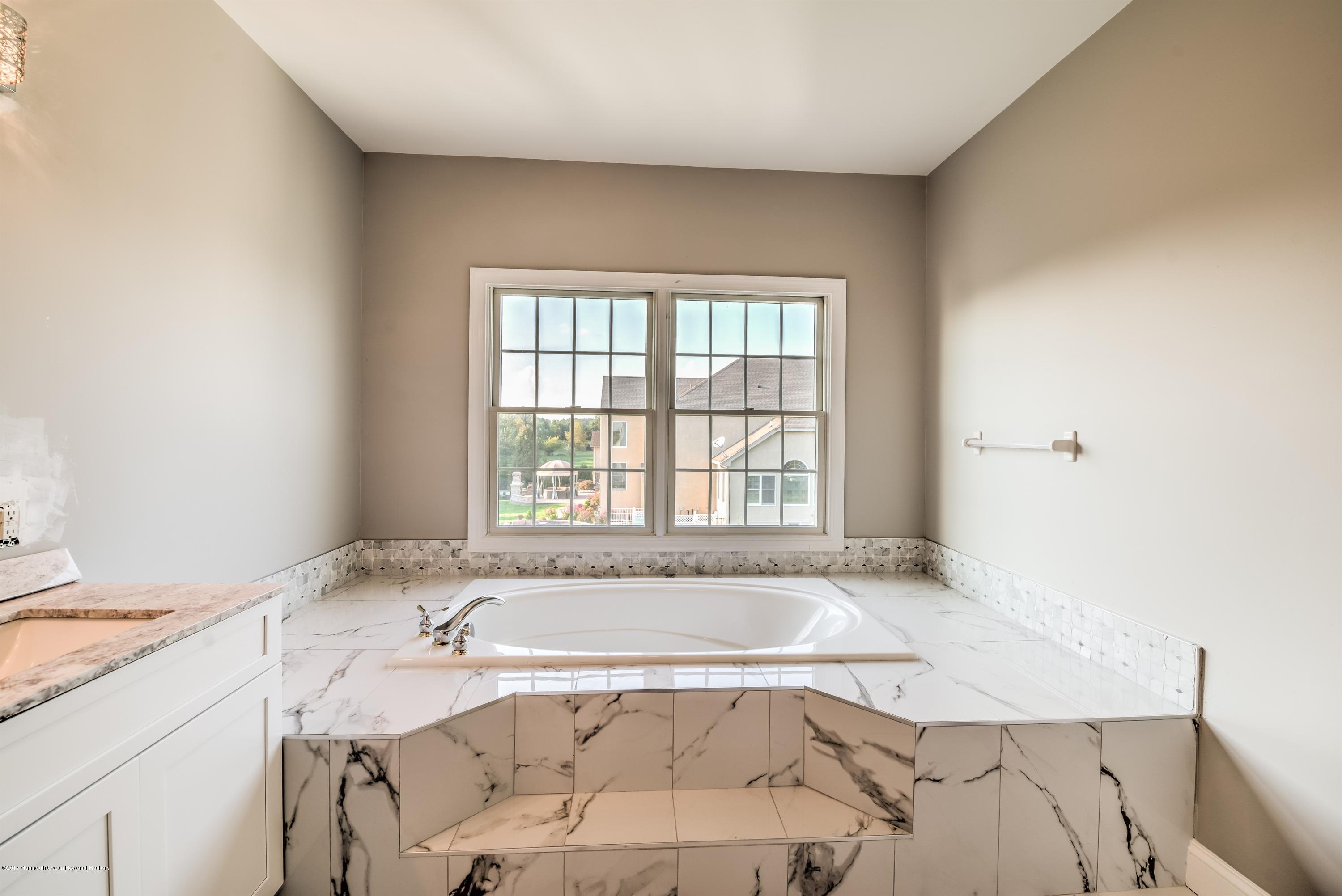 22 Ridgeview Way Allentown, NJ 08501 - Photo 20 of 33 020_MASTER BATHROOM