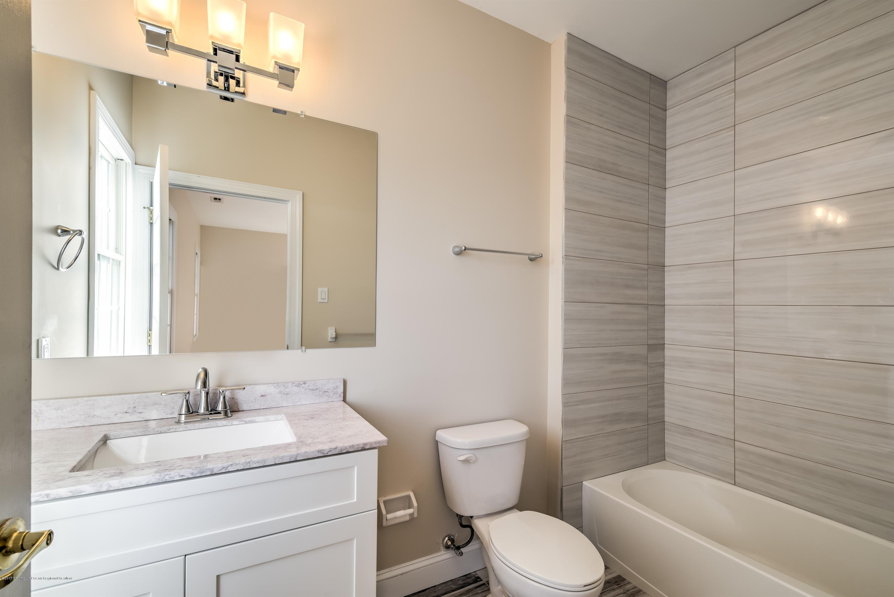 22 Ridgeview Way Allentown, NJ 08501 - Photo 26 of 33 026_PRINCESS SUITE BATHROOM