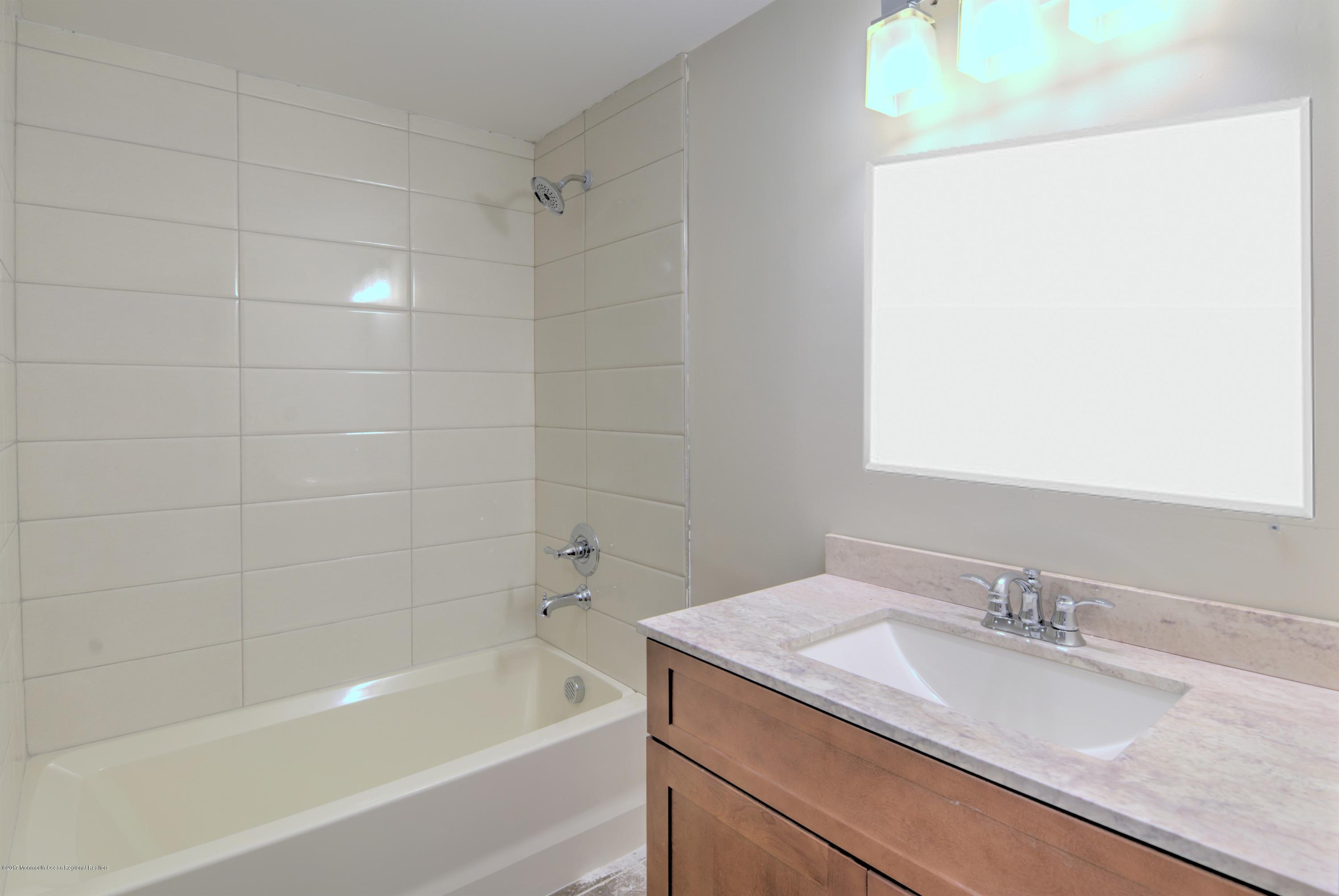 22 Ridgeview Way Allentown, NJ 08501 - Photo 31 of 33 031_LOWER LEVEL BATHROOM