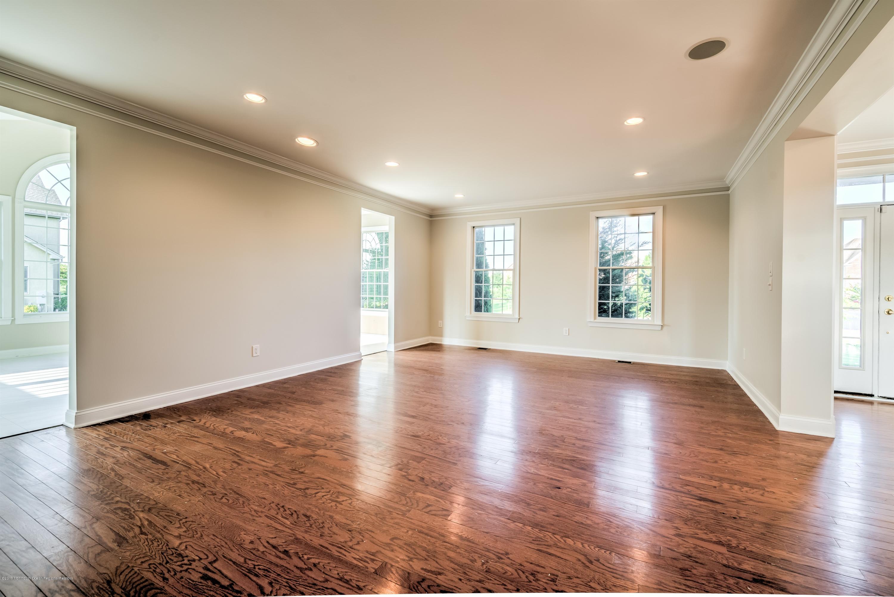 22 Ridgeview Way Allentown, NJ 08501 - Photo 4 of 33 004_LIVING ROOM