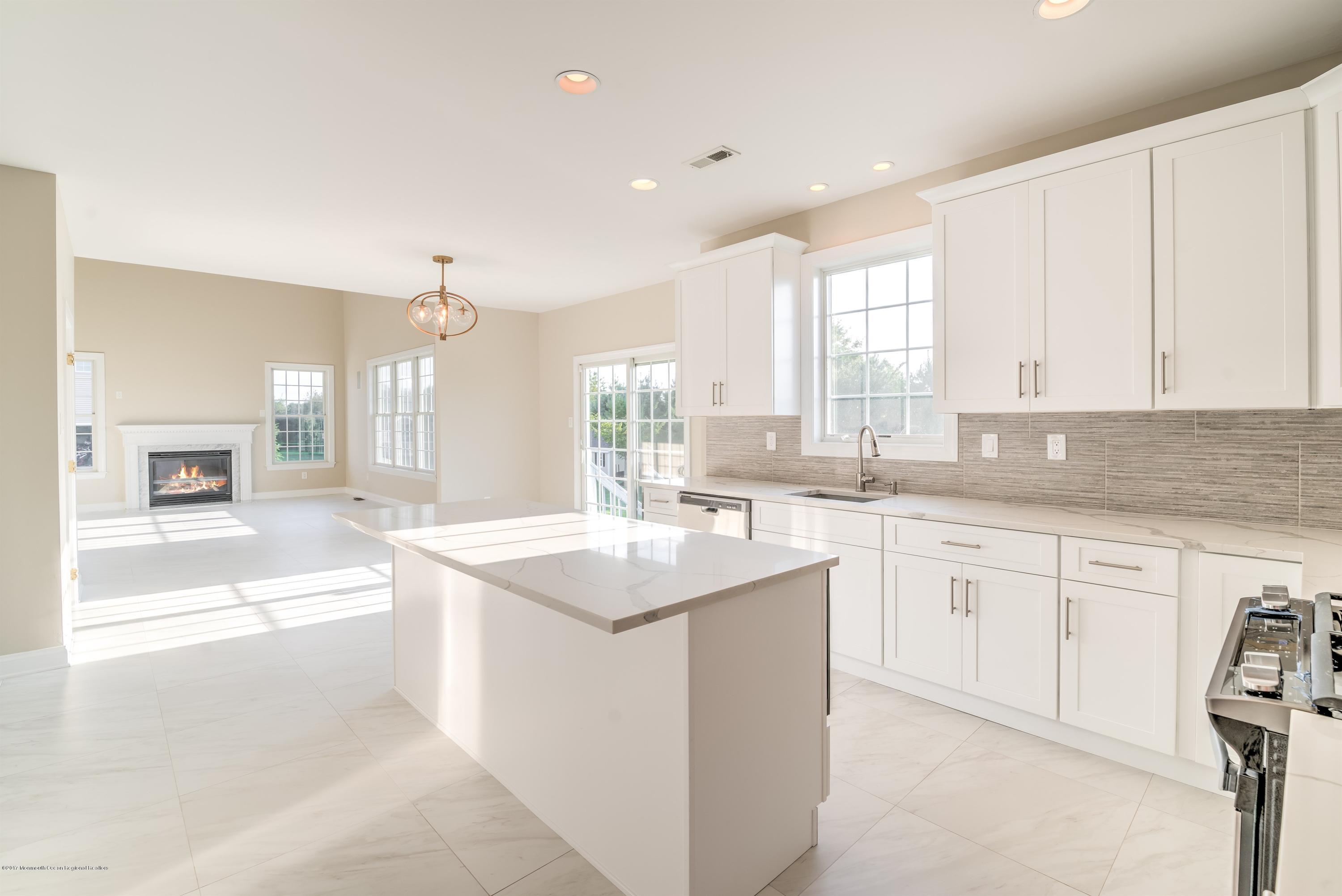 22 Ridgeview Way Allentown, NJ 08501 - Photo 9 of 33 009_KITCHEN