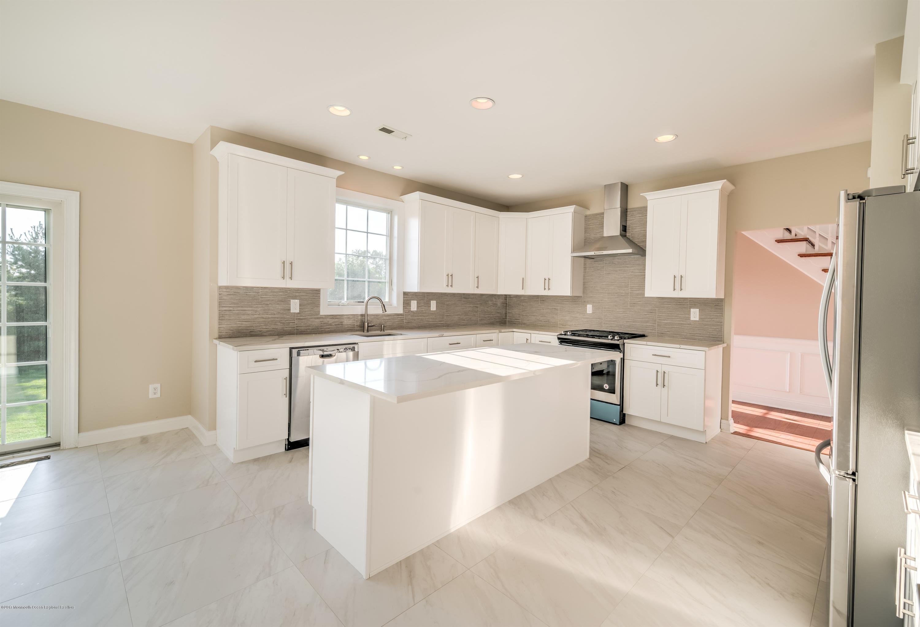 22 Ridgeview Way Allentown, NJ 08501 - Photo 10 of 33 010_KITCHEN