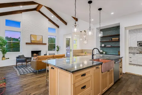 $1,300,000 | 211 South Ronay Drive, Spicewood, TX 78669