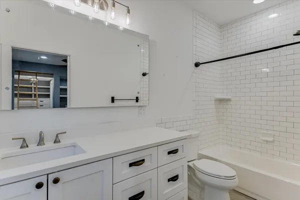 $1,199,999 | 211 South Ronay Drive, Spicewood, TX 78669