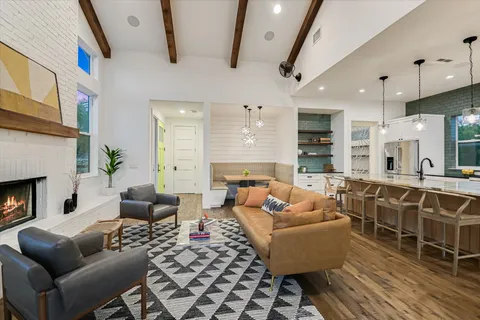 $1,300,000 | 211 South Ronay Drive, Spicewood, TX 78669