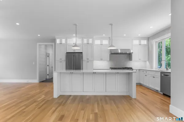 $1,899,999 | 110 Porters Hill Road, Trumbull, CT 06611