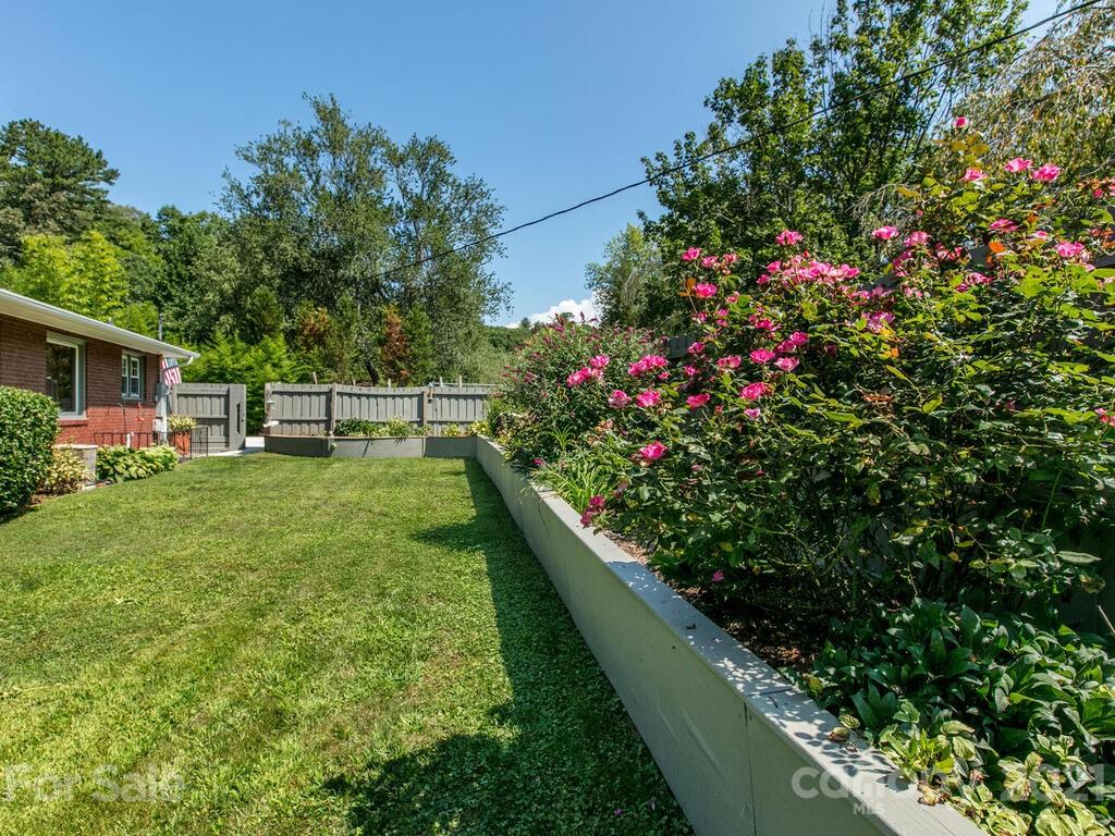 109 Edgehill Road Hendersonville, NC 28739 - Photo 10 of 35 Gallery Image 10